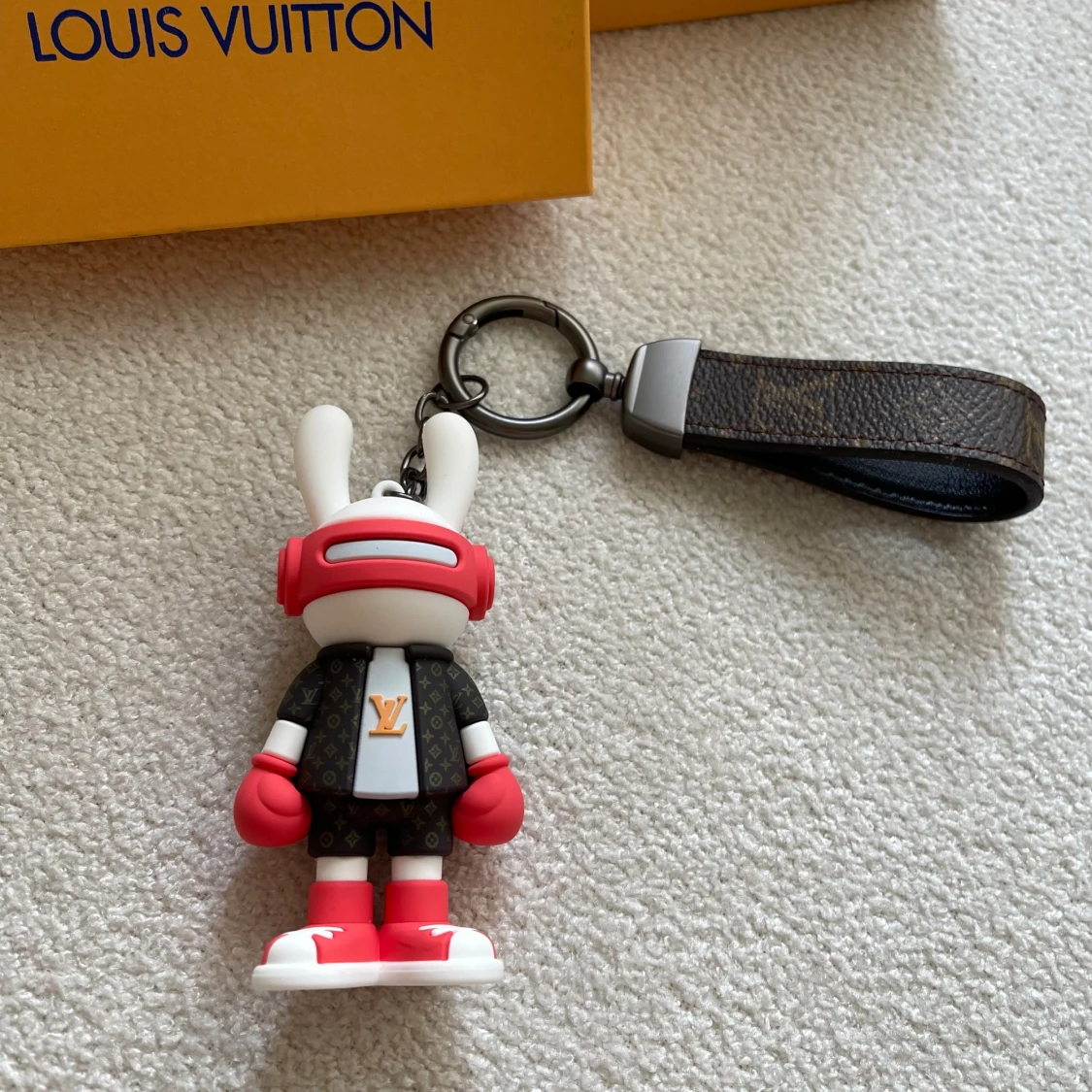  Vuitton nyckelring med kaninfigur - 3