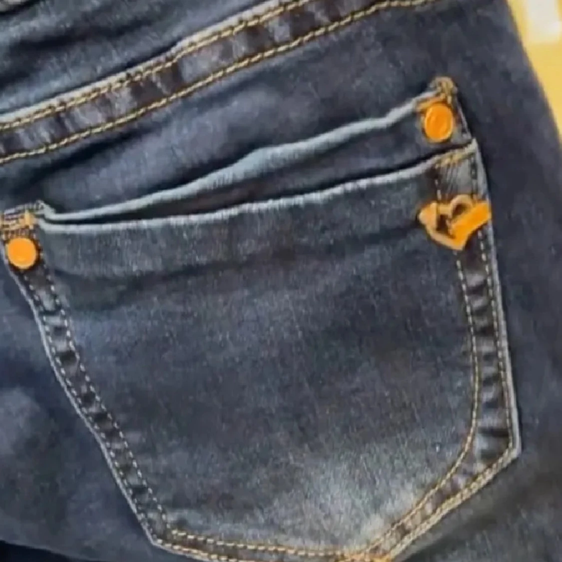 Mörkblå lågmidjade jeans   - 1