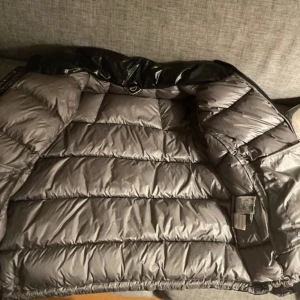 Svart pufferjacka från Colmar - Liten i storleken. Italienska storleken är 50. Nypris 5 995 