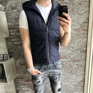 Stenströms väst - Mycket fint skick, skrynklig bara. Storlek S passar dig som är mellan 175-185cm ungefär. Nypris ca 4000kr. Modellen är 185 cm, 79 kg. Passar bra nu till vintern. Skriv för mer information!🤝