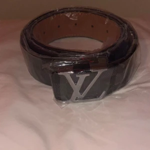 Säljer en svart bälte med silver logga  - Säljer ett svart bälte med silver logga 