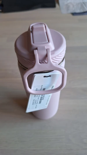 Lululemon ljusrosa vattenflaska  Sport Bottle  - Snygg och praktisk Lululemon Back to Life Sport Bottle i ljusrosa färg, 530ml. Flaskan är helt ny med prislappen kvar. 