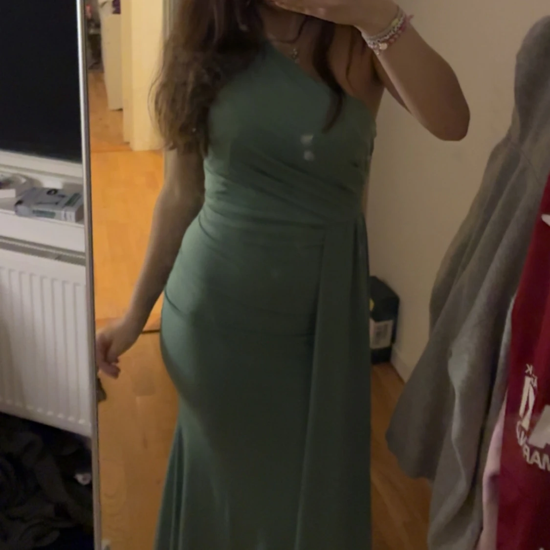 Grön långklänning oneshoulder - 1