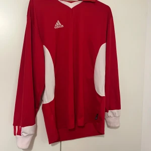 Paita S - Punainen kevyt pitkähihainen paita. Koko S. Kaikai n 44cm, pituus n 65cm. Eläintalous MMM, lisätietoja saa kysymällä Katsothan myös muut ilmoitukseni Tarjoa 