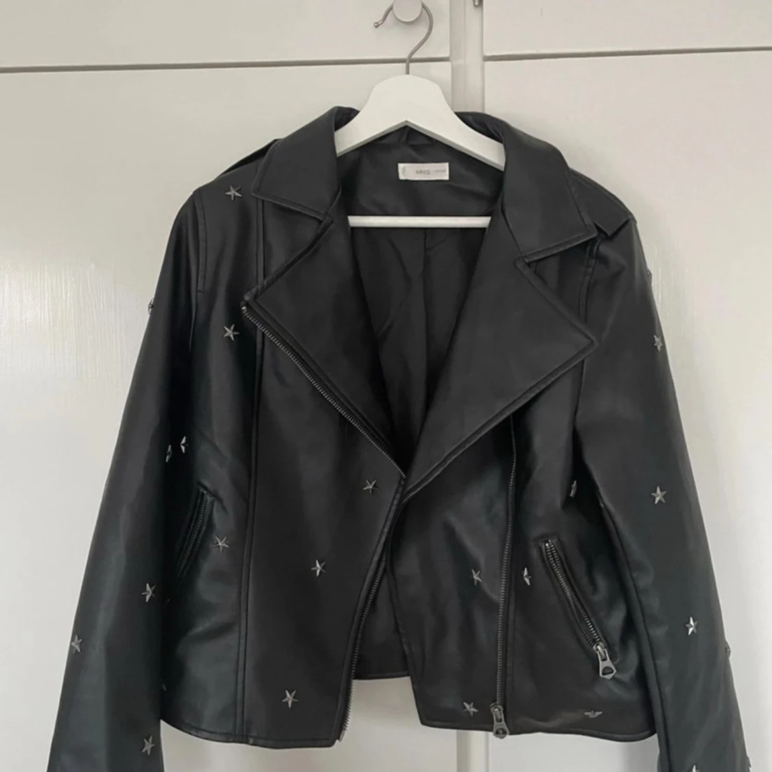 Svart skinnjacka med stjärnor från Missguided