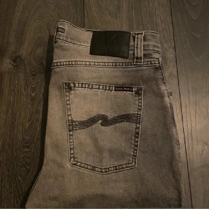 Grå jeans från Nudie Jeans - Säljer ett par grå Nudie Jeans i modellen lean Dean. Mycket bra skick, de är använda fåtal gånger. Storlek: W30 L30. Hör av er om ni har någon fundering!