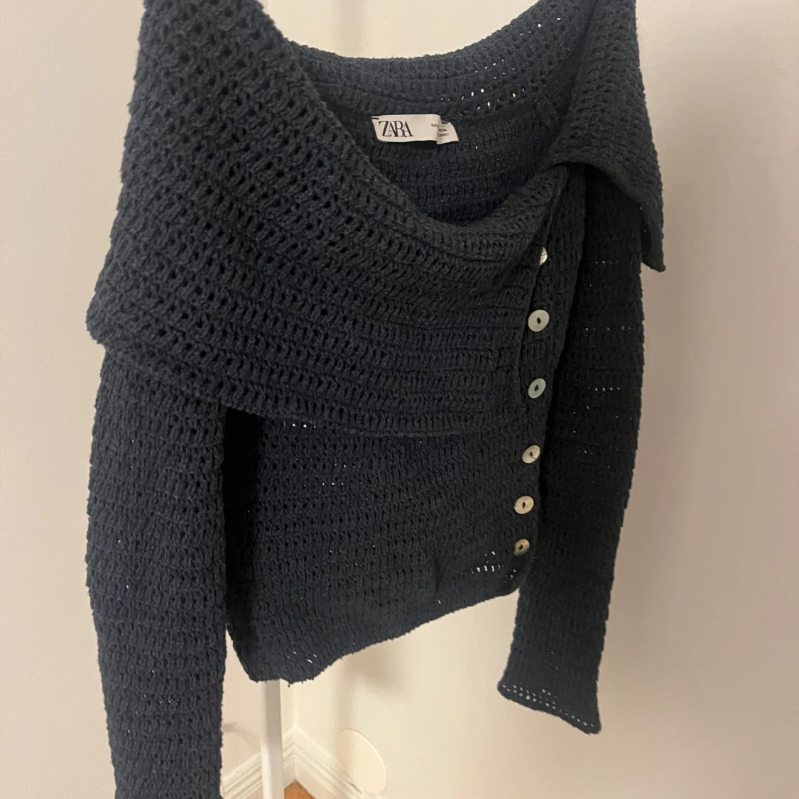 Mörkblå offshoulder kofta från Zara - 1