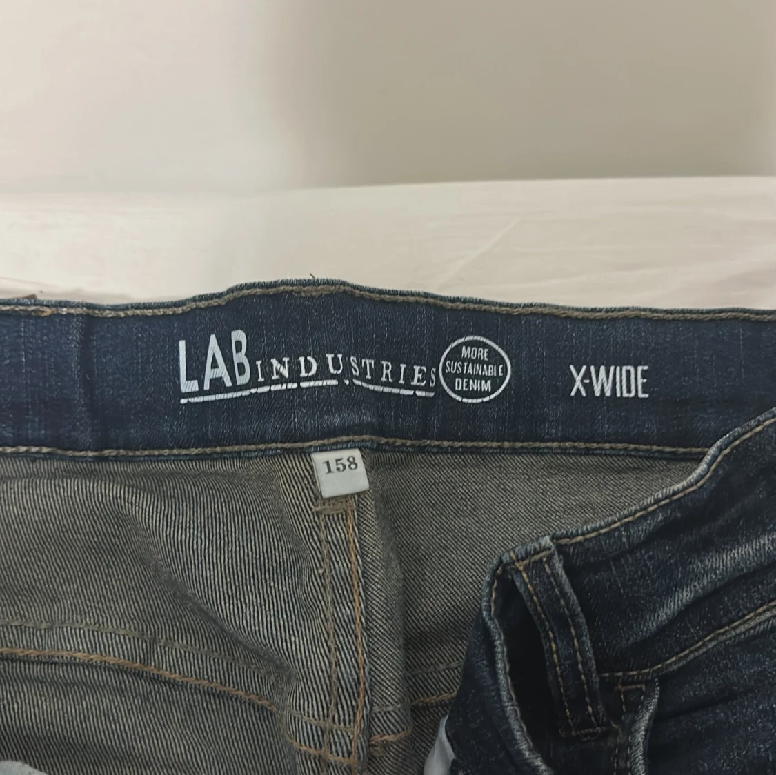 Mörkblå wide jeans från LAB Industries - 2
