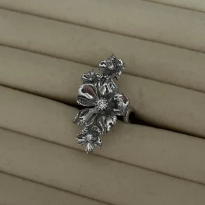 Ioaku ”La Fleur Multi Ring” inspirerad ring - Never used, silver plated and adjustable size. Stainless and nickel-free. If you have any more questions, feel free to reach out 🤗