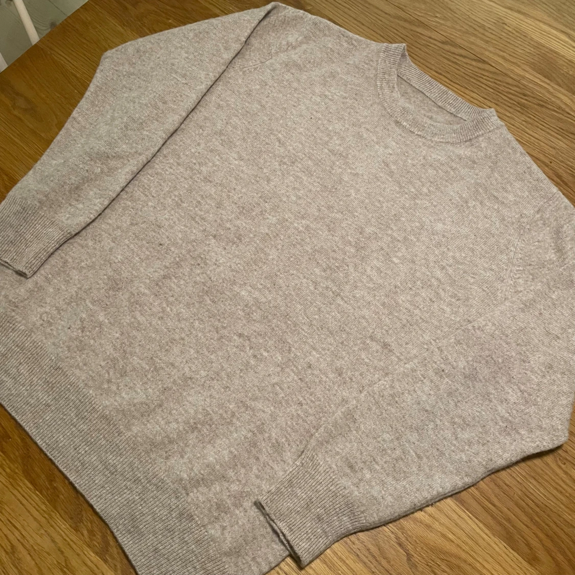 Beige stickad tröja med rund hals - 2