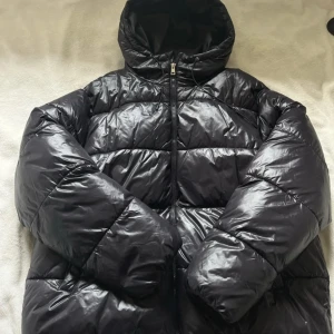 Svart pufferjacka  - Säljer en svart pufferjacka i storlek M. Som man ser på sista bilden har den en skråma💕