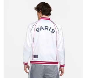 Nike PSG vit bomberjacka med röd detalj - Nike Paris Saint-Germain bomberjacka i vit med röda och marinblå ränder på krage, ärmslut och nederkant. PSG-logga på bröstet och stor 'PARIS'-text på ryggen. Jackan har dragkedja och är långärmad, tillverkad i polyester.