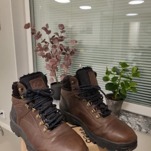 Bruna kängor från Linear, strl 43 - Snygga bruna kängor från Linear i storlek 43. Vattentäta med robust svart sula, snörning och detaljer i mässing. Ovandel i skinn och textil, fodrade för extra värme. Perfekta för kalla dagar och outdoor-äventyr.