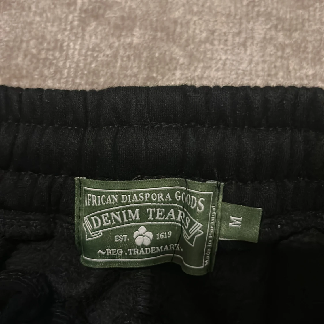 Svart hoodie från Denim Tears med blommor - 3