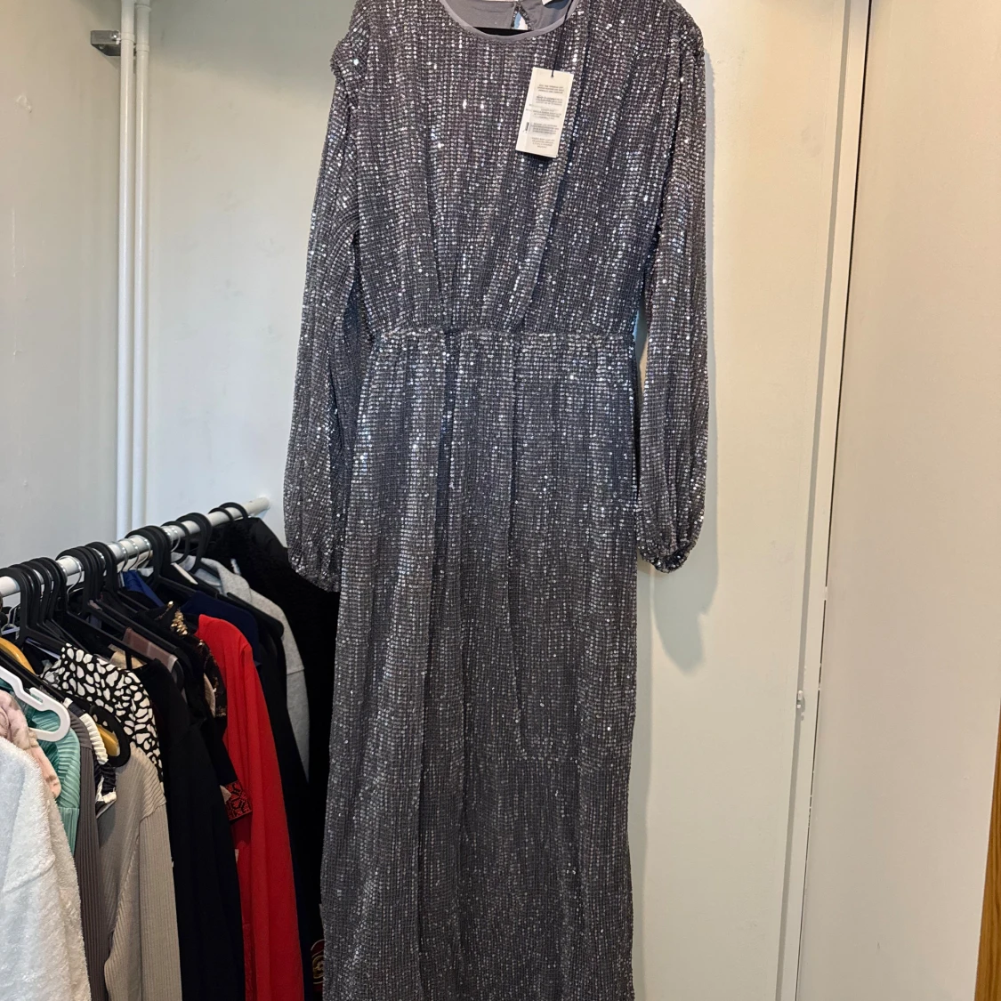 Lång glittrig silverklänning med paljetter