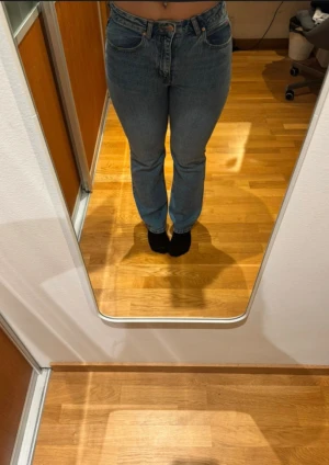 Blå jeans från Gina Tricot, strl 36 - Snygga blå jeans från Gina Tricot i storlek 36. Modellen har medelhög midja och raka ben, som går ut lite mer längst ner vid ankeln. Perfekt för dig som gillar en clean och enkel look.