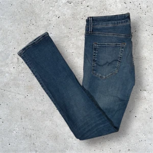 Jack&Jones jeans Slim/Glenn - Säljer detta par Jack&Jones jeans i den trendiga modellen Slim/Glenn. Jeansen är i mycket bra skick utan några tecken på användning. Hör av er vid frågor, kolla gärna in andra jeans på min profil!