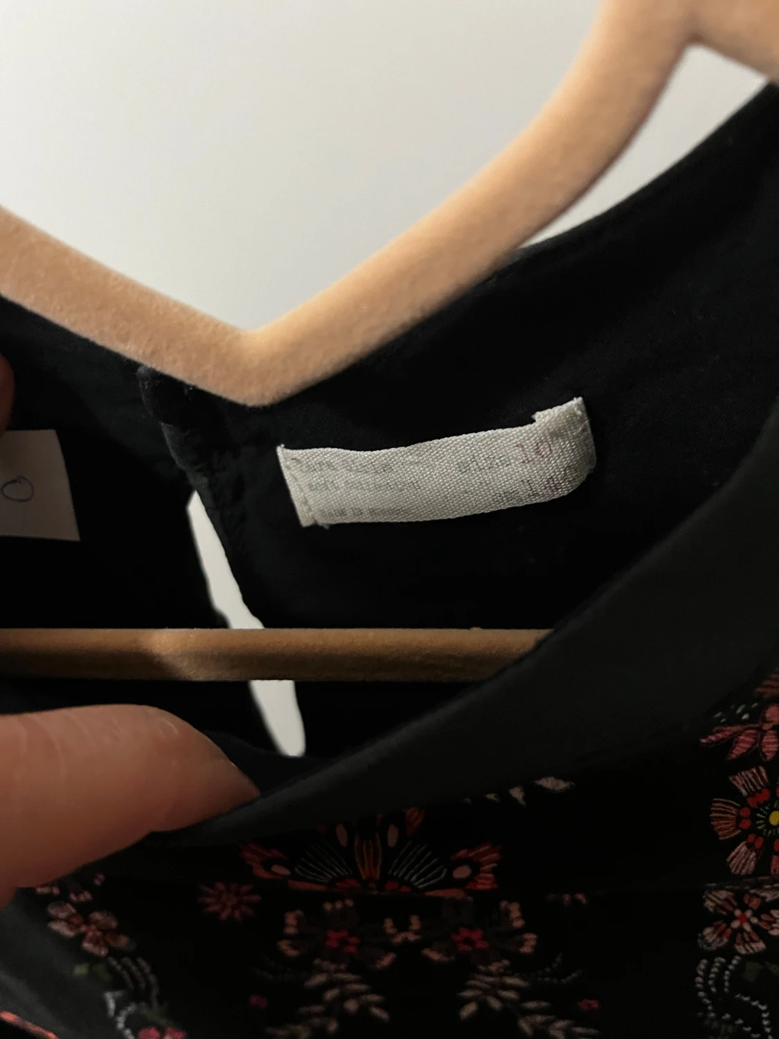 Svart blus med broderade blommor - 1