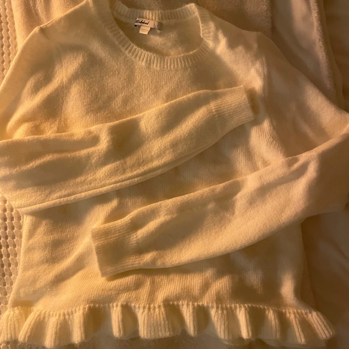 Stickad tröja med volang  - 2