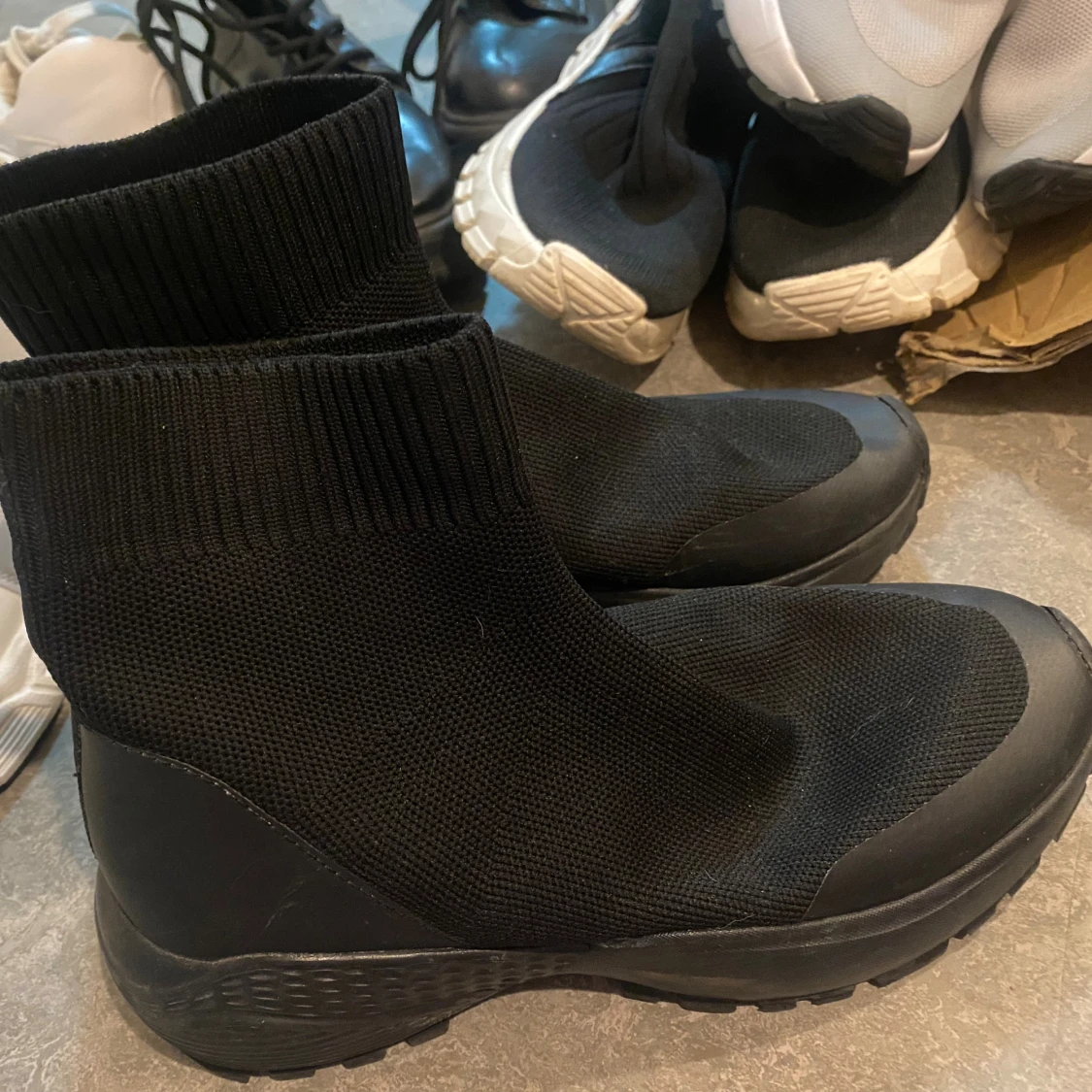Svarta stickade boots med platt sula - 1