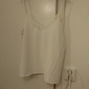 En vitt linne  - Ett vitt fint linne från Shein i storlek M. Perfekt för dig som vi har ett mjukt och skönt tyg 