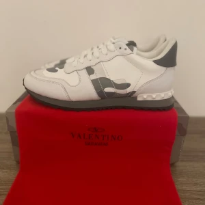 Valentino Garavani Rockrunner sneakers - Helt nya valentino rockrunners i storlek 42