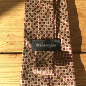 Slips från Yves Saint Laurent - Snygg slips från Yves Saint Laurent