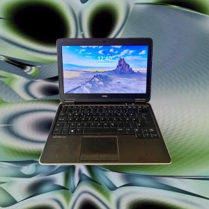 Dell Latitude E7240 - Dell Latitude E7240 laptop med 118 GB SSD och Windows installerat. Skärmen och tangentbordet fungerar bra, men touchpaden har tydligt slitage. Perfekt för studier eller arbete. Snygg silverfärgad design, men kosmetiska defekter på touchpaden. Säljs i befintligt skick.