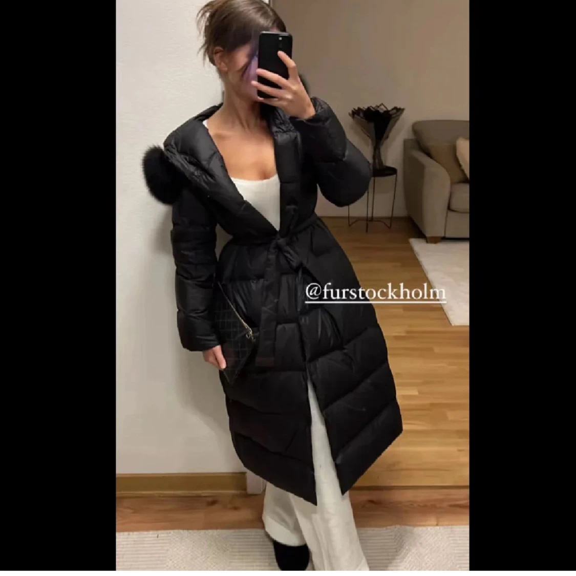 Svart lång dunjacka med päls söker!!