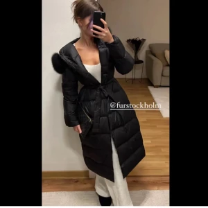 Svart lång dunjacka med päls söker!! - Söker någon som säljer denna jackan hör gärna av er!!