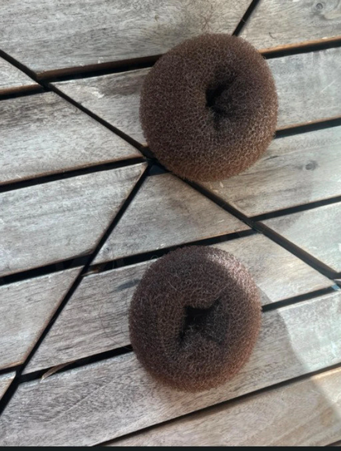 Bruna hårdonuts för uppsättning