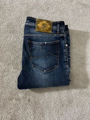 Jacob Cohen jeans - Säljer dessa otroligt feta Jacob Cohen jeans i 9,5/10 skick modell 622 (den populäraste). Storlek: W34 fits storlek 33 Pris är diskuterbart ✅ Bara att höra av dig vid frågor! 5/5 reviews här på Plick ⭐ Fraktar samma dag 📦