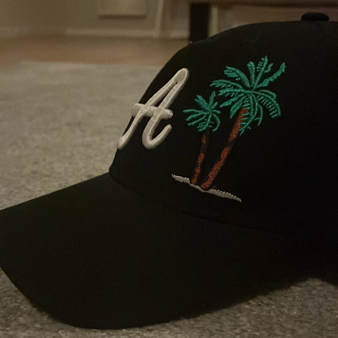 Svart keps med palmträd och LA-brodyr - 3