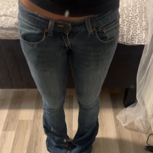 Levi's Jeans - Säljer ett par blå Levi's low waist jeans som är omsydda till bootcut. Jag är 162 ungefär och om ni har fler frågor skriva bara, priset kan även diskuteras 
