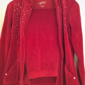 Röd velour set lik Juicy couture set- Helt NY  - Set  från Style Co Sport i mjuk bomull och polyester. Framsidan har silvriga paljetter och praktiska fickor med nitar. Dragkedja framtill och långärmad design. Str S men passar liten M också Perfekt som julklapp 
