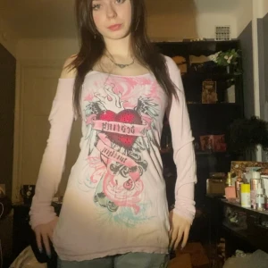 Vacker tröja🩷 - Super vacker tröja med super coola och snygga ditaljer med rhinestones på framsidan och baksidan🩷den sitter längs kroppen🩷de finns tyvärr ingen lapp med storleken eller märket på men den känns som storleken S-M