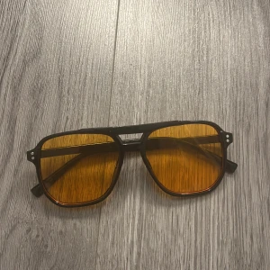 solglasögon  - aldrig använda!