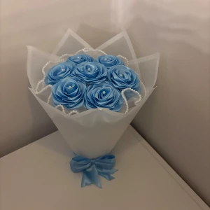 Evighetsbukett  - Evighetsbukett med 7 rosor och små pärlor i och runt om, köp och ge till nära och kära💙