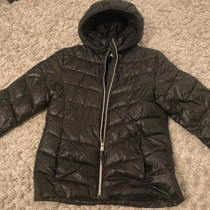 Svart pufferjacka från H&M med huva - Svart pufferjacka från H&M i storlek 158/164. Jackan är knappt använd🤗och har inga hål eller fläckar🤗🤗