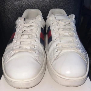 Gucci skor - Vita Gucci skor med röd och blåa ränder | Storlek 42,5 | Allt OG medföljer | priset är inte fast