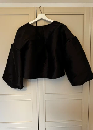 Gina tricot puff sleeve blouse S puffärm  - Använd en gång, fint skick. Trendig blus från Gina tricot storlek S. Knytning framtill. 