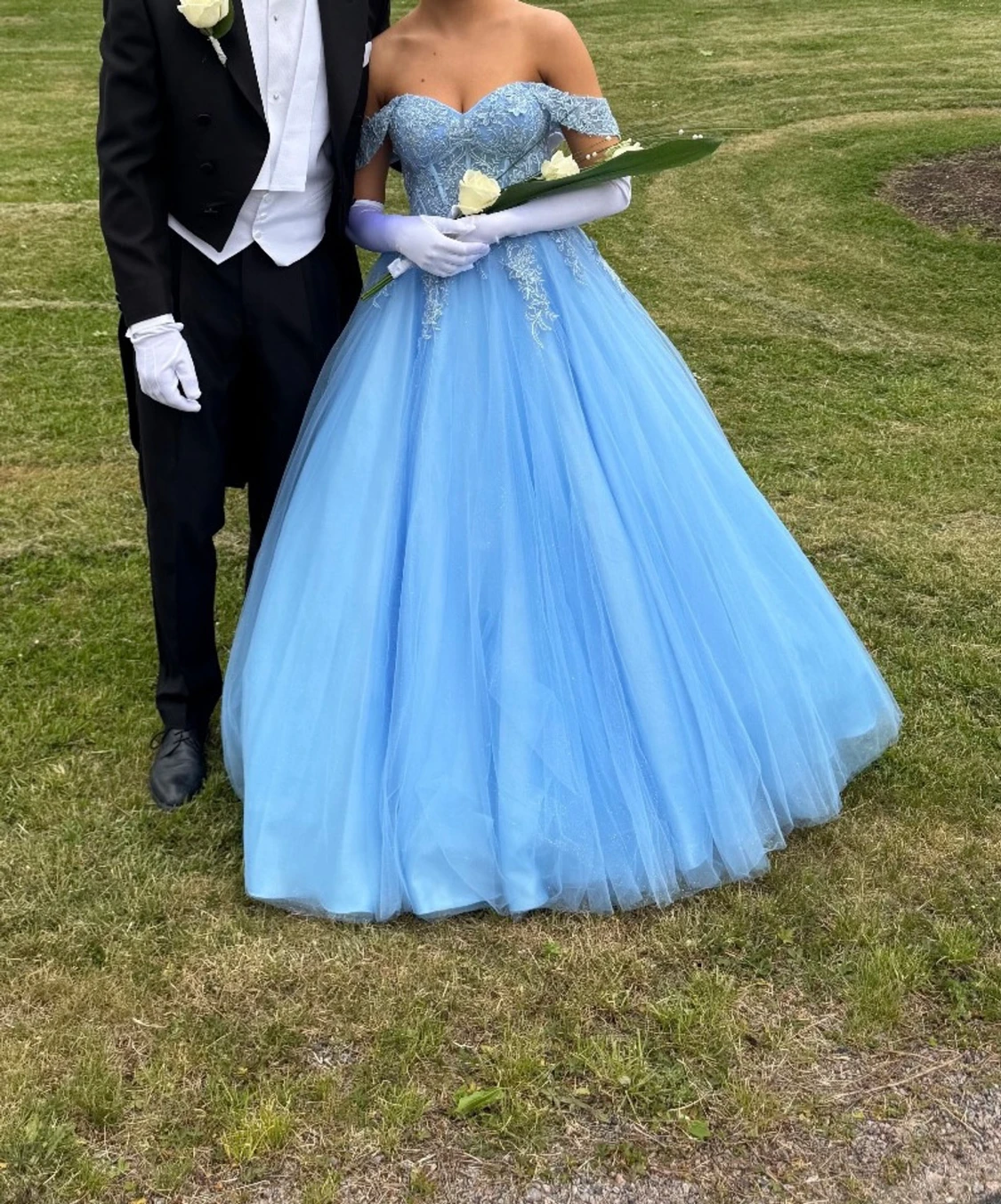 Ljusblå balklänning med spetsdetaljer - 7