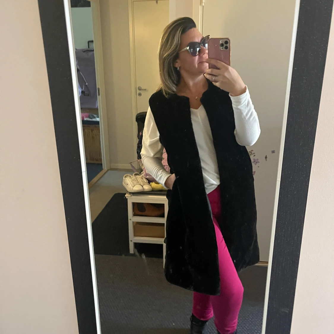 Svart lång pälsväst med fickor