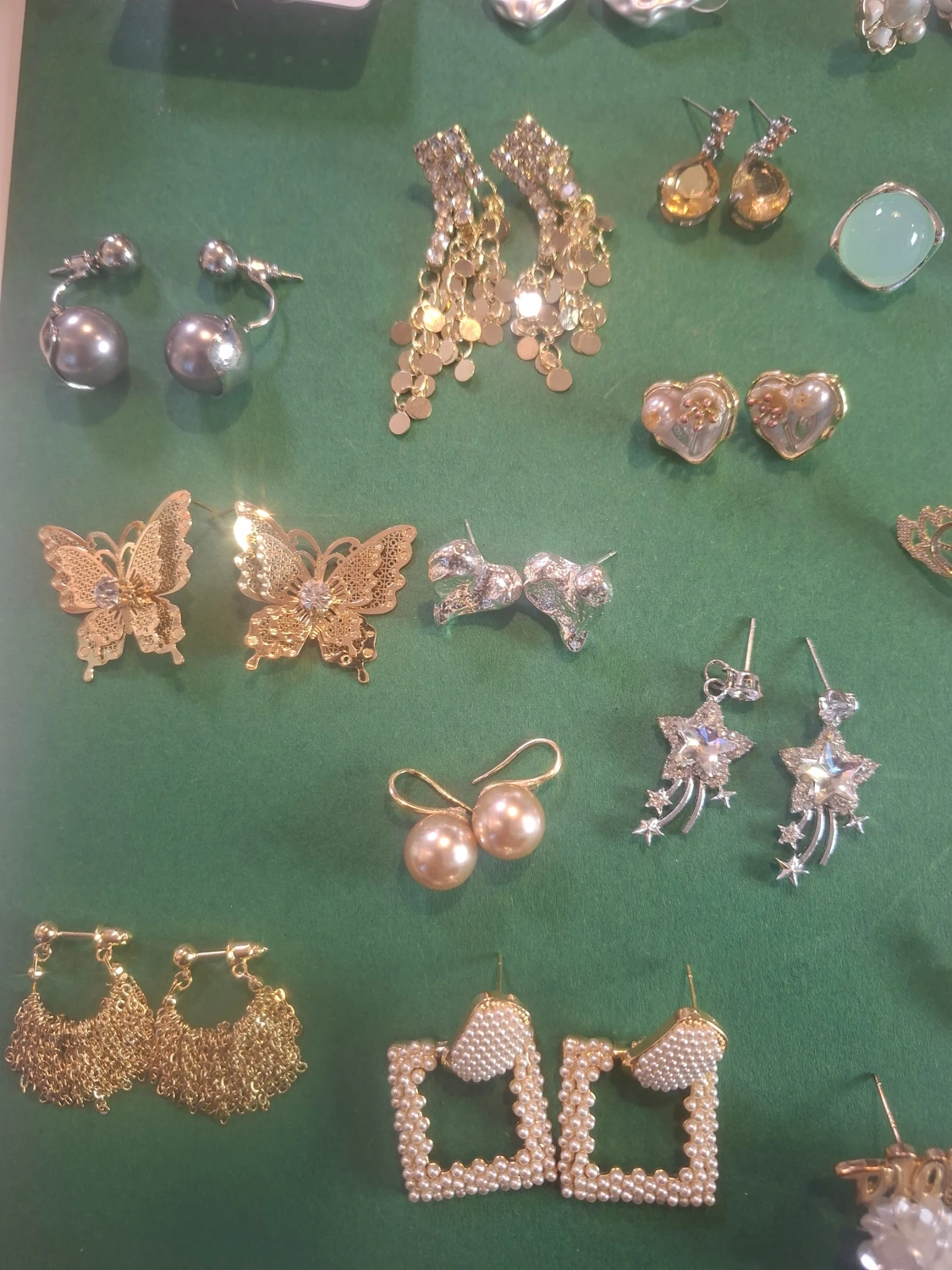 Mix av örhängen i guld och silver - 1