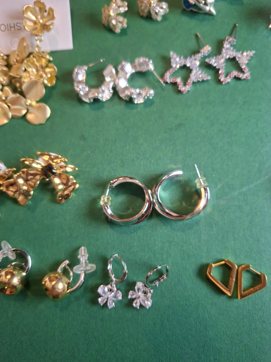 Mix av örhängen i guld och silver - 1