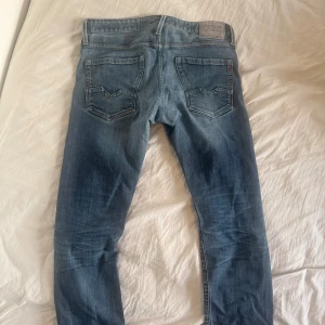Replay jeans - Säljer ett par snygga jeans från replay. Byxorna är i modellen waitom vilket är slim/relaxed. Snygg färg och bra skick. W33 L32 Hör av er vid frågor.