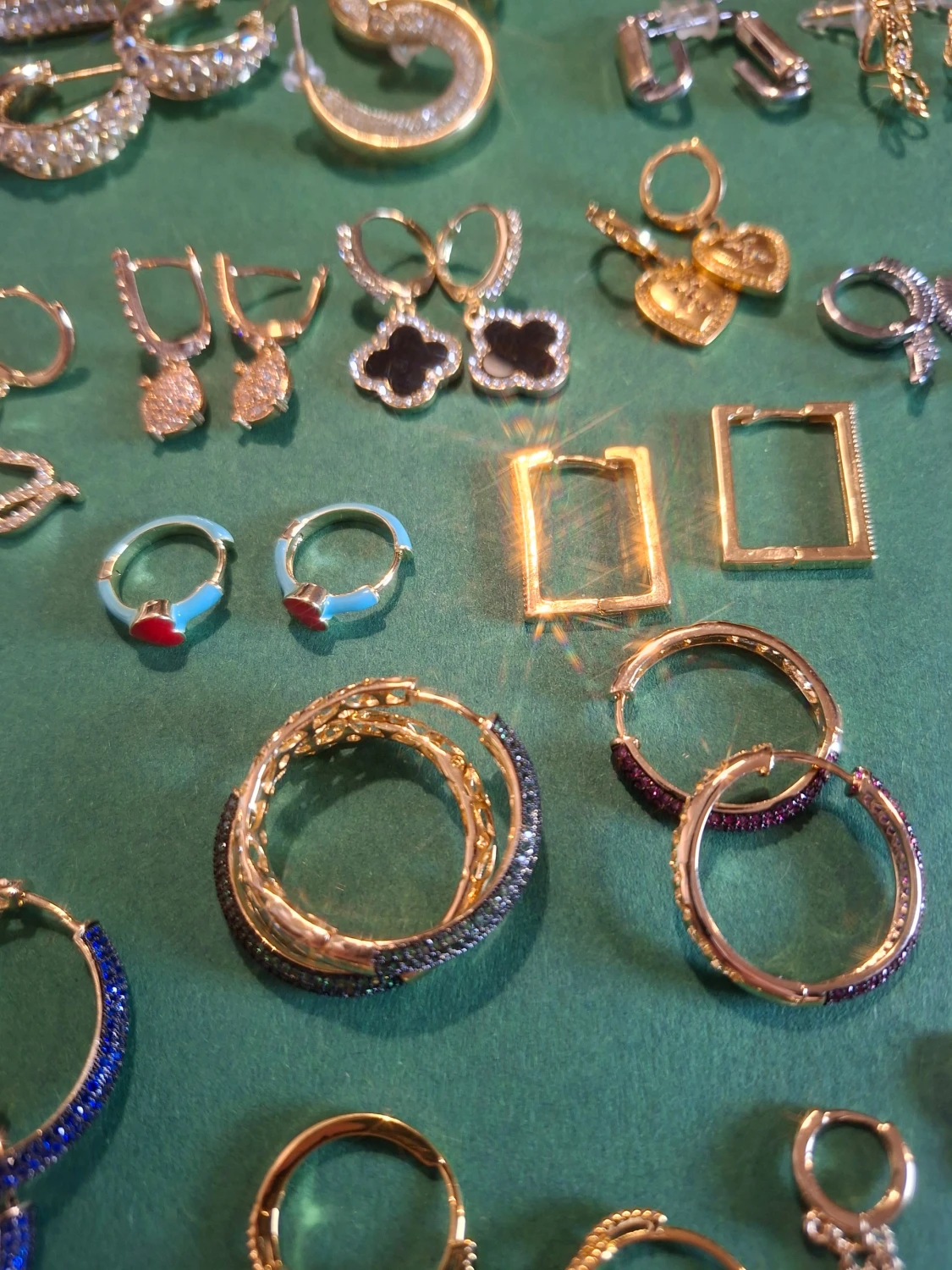 Mix av hoops örhängen i guld och silver