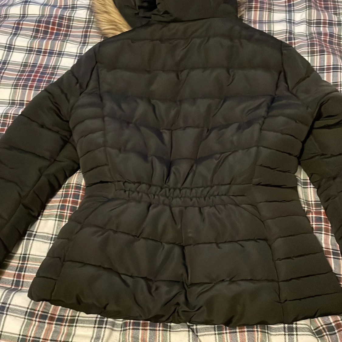 Svart pufferjacka med fuskpäls - 2