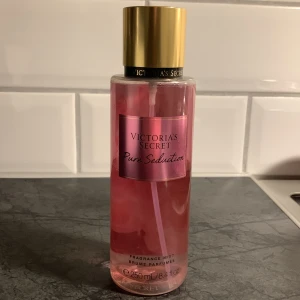 Victoria's Secret Pure Seduction body mist - Säljer en Victoria secret body mist. Det är ungefär 180ml kvar. Har en söt fruktig floral doft med noter av plommon och fressia, perfekt för daglig användning🩷🌸