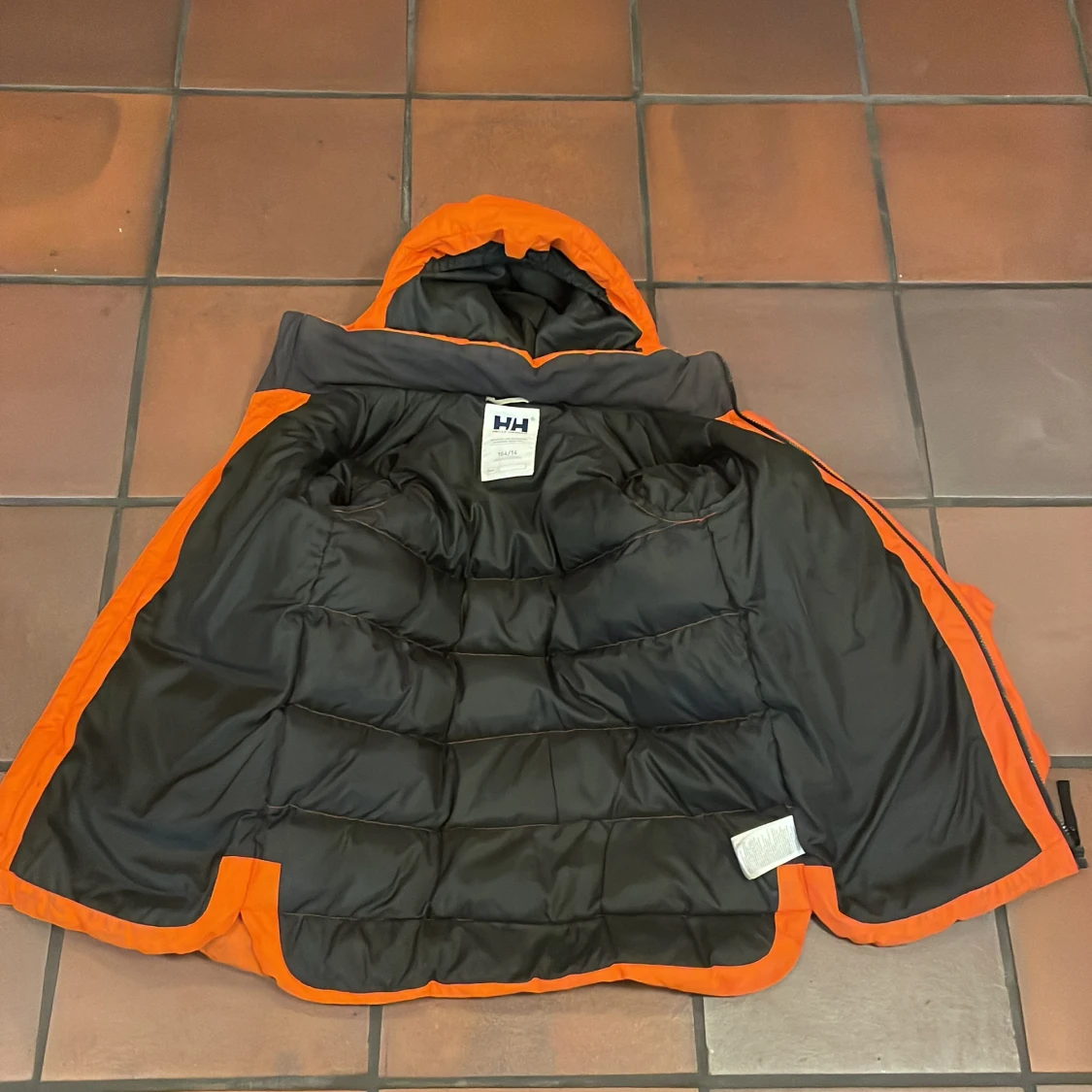 Orange pufferjacka från Helly Hansen
